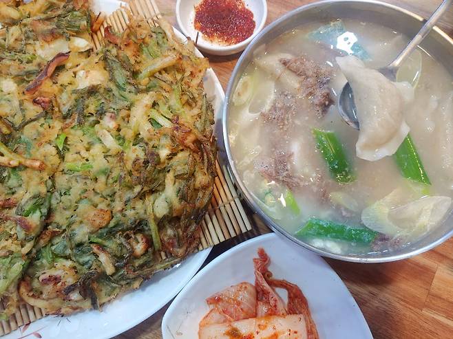 현지인 맛집인 만천만두국은&nbsp;만둣국과 파전으로 유명하다