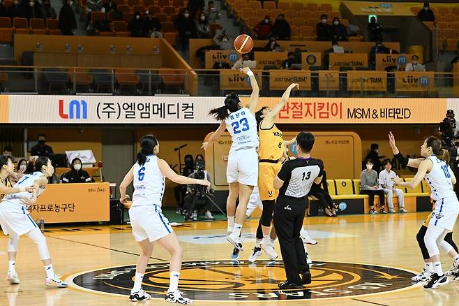 우리은행과 KB의 경기 모습.  [WKBL 제공. 재판매 및 DB 금지]