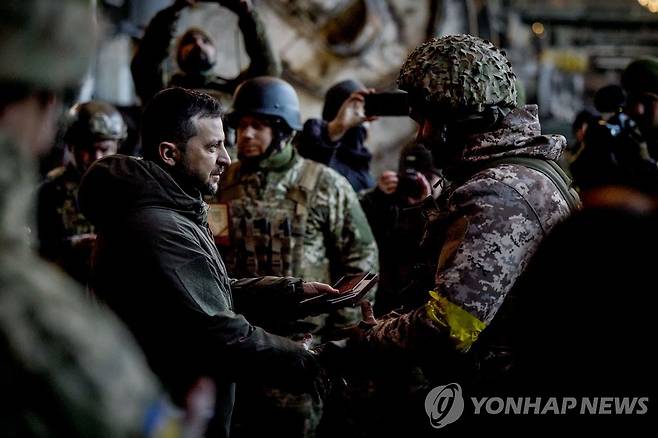 병사들을 치하하는 젤렌스키 대통령 (바흐무트 AFP=연합뉴스) 볼로디미르 젤렌스키 우크라이나 대통령이 20일(현지시간) 동부전선 최격전지인 바흐무트에서 병사에게 메달을 건네고 있다. 2022.12.21