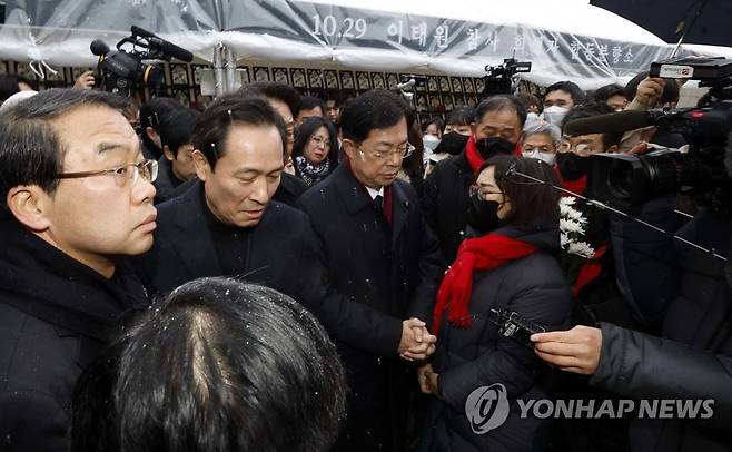 이태원 참사 유가족들과 대화하는 우상호 위원장 (서울=연합뉴스) 우상호 위원장을 비롯한 여야 국조특위 위원들이 21일 오전 서울 녹사평역 희생자 시민분향소를 조문한 뒤 유가족들과 대화를 하고 있다. 2022.12.21 [국회사진기자단] photo@yna.co.kr