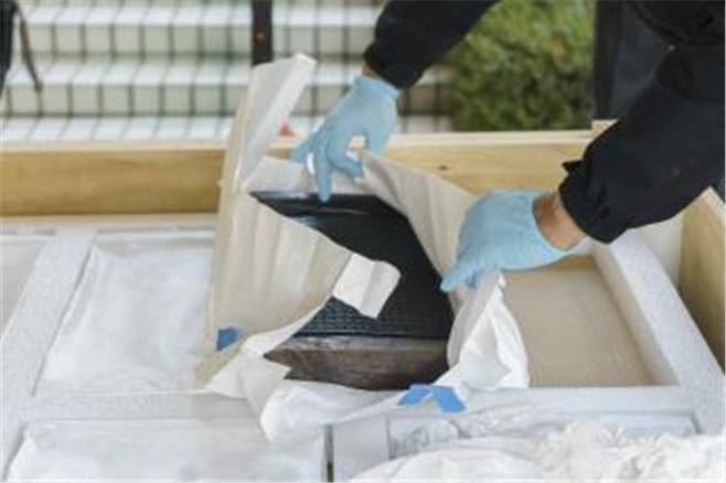 반출 유물 확인하는 한국국학진흥원 관계자 (안동=연합뉴스) 지난 11월 8일 한국국학진흥원 관계자들이 국외 소재 유물 반입 상태를 확인하고 있다. 2022.12.21 [한국국학진흥원 제공, 재판매 및 DB 금지] sunhyung@yna.co.kr