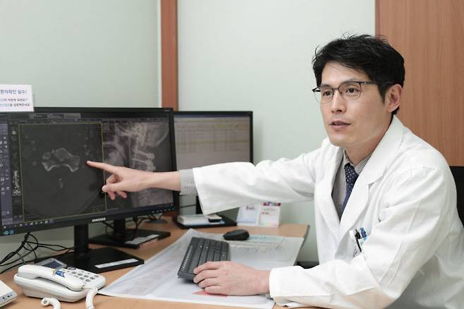 경희대병원 신경외과 최만규 교수가 상부경추 수술에 대해 설명하고 있다.