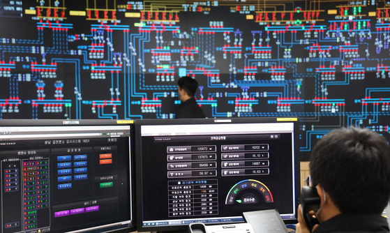 계속된 한파에 전력 수요가 증가하고 있는 19일 오후 경기도 수원시 한국전력공사 경기지역본부 전력관리처 계통운영센터에서 관계자들이 전력수급상황을 점검하고 있다. 〈사진=연합뉴스〉