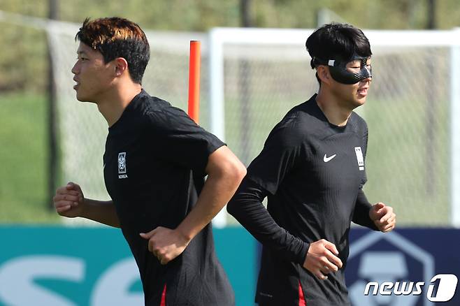 대한민국 축구대표팀 손흥민과 황희찬이 4일 오전(현지시간) 카타르 도하 알에글라 트레이닝센터에서 훈련을 하고 있다. 2022.12.4/뉴스1 ⓒ News1 이광호 기자