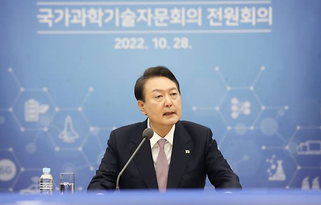 [서울=뉴시스] 홍효식 기자 = 윤석열 대통령이 28일 서울 용산 대통령실 청사에서 열린 국가과학기술 자문회의 전원회의를 주재하고 있다. 2022.10.28. yesphoto@newsis.com