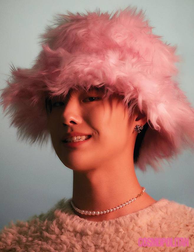 니트 풀오버 가격미정 이자벨 마랑. 페이크 퍼 모자 24만5천원 스탠드 스튜디오. 귀고리 (왼쪽부터)가격미정 크롬하츠. 본인 소장품. 목걸이 7만9천원 빈티지헐리우드.