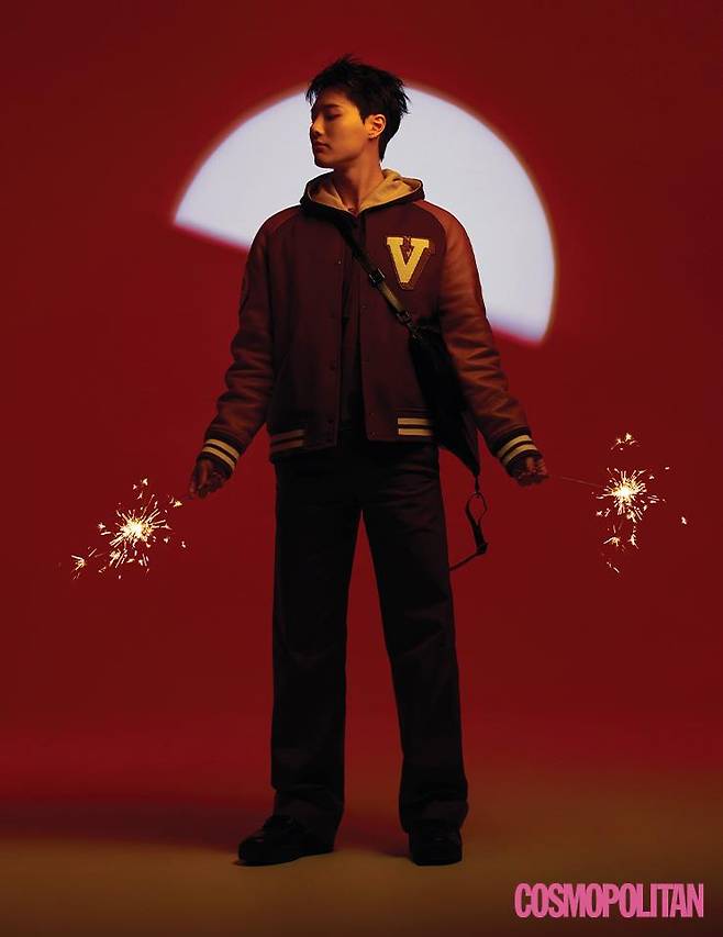 바시티 점퍼, 후디, 팬츠, 목걸이, 가방, 스니커즈 모두 가격미정 발렌티노 가라바니. 귀고리 본인 소장품.