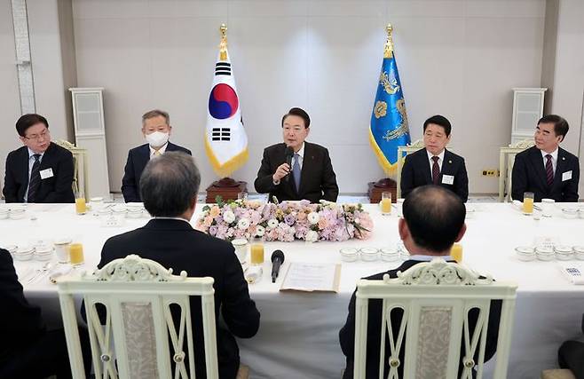 윤석열 대통령이 22일 서울 용산 대통령실 청사에서 열린 시도의회의장협의회 임원진 오찬 간담회에서 발언을 하고 있다. ⓒ대통령실