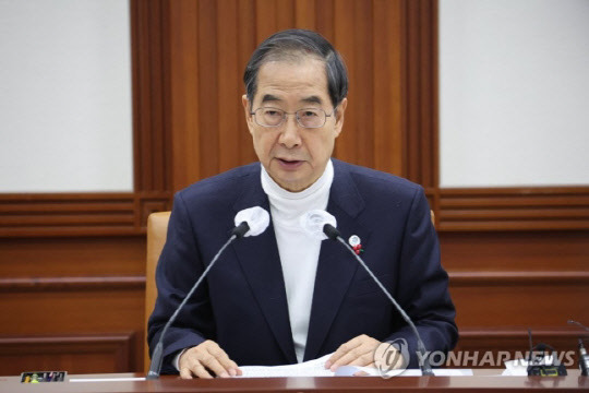 한덕수 국무총리가 22일 정부서울청사에서 열린 국정현안관계장관회의를 주재하고 있다. <사진:연합뉴스>