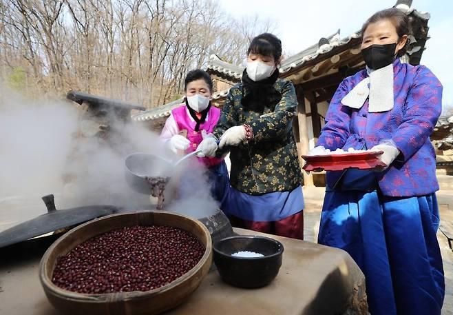 절기상 동지를 이틀 앞둔 20일 오후 경기 용인시 기흥구 한국민속촌에서 직원들이 팥죽을 쑤고 있다. 뉴스1 제공.