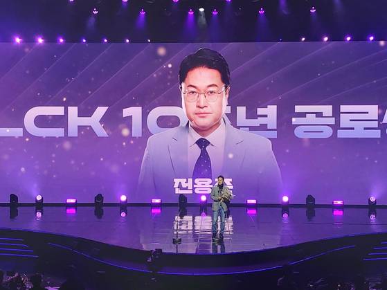 전용준 캐스터가 22일 경기도 광명 아이벡스 스튜디오에서 열린 '2022 LCK 어워드'에서 10주년 공로상을 받은 뒤 소감을 밝히고 있다. IS포토