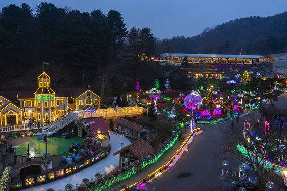 겨우내 화려한 조명으로 낭만적인 분위기를 연출하는 포천 허브아일랜드. 백종현 기자