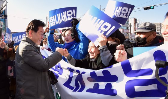 이재명 더불어민주당 대표가 22일 오전 경북 안동 중앙신시장을 방문해 지지자들과 인사를 나누고 있다. 뉴시스