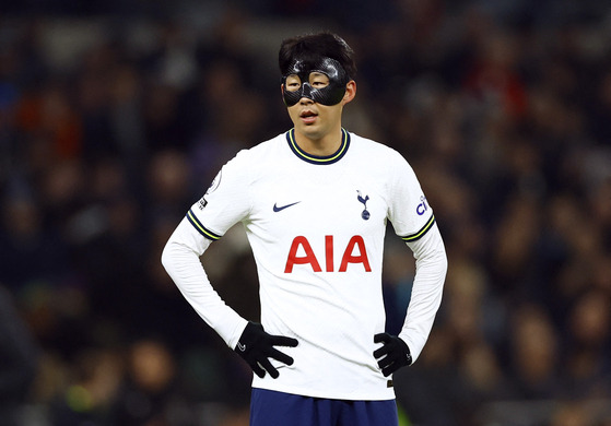 Tottenham Hotspur's Son Heung-min in action during a friendly against Nice at Tottenham Hotspur Stadium in London on Wednesday.  [REUTERS/YONHAP]