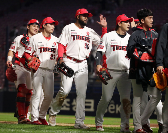 The Kia Tigers celebrate after coming back to beat the LG Twins 4-3 at Gwangju-Kia Champions Field in Gwangju on Oct. 6. [YONHAP]