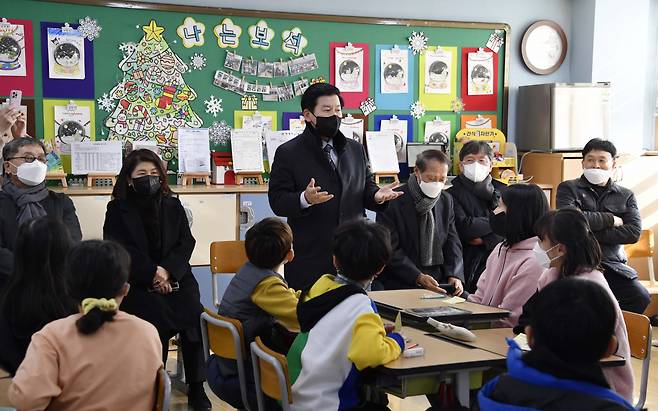 기획재정부는 22일 서울종암초등학교에서 최상대 기재부 제2차관 주재로 ‘제12차 경제교육관리위원회’를 개최했다. 최차관이 수업 참관에 앞서 발언하고 있다.[기획재정부 제공]