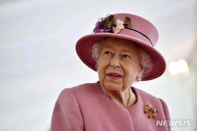[런던=AP/뉴시스] 엘리자베스 2세 영국 여왕이 8일(현지시간) 96세 나이로 스코틀랜드 밸모럴성에서 평화롭게 세상을 떠났다고 영국 왕실이 성명을 통해 밝혔다. 1952년 26세의 나이로 여왕에 즉위한 엘리자베스 2세는 이날까지 만 70년 127일을 재위해 영국 역사상 최장 군주로 기록됐다. 사진은 2020년 10월 15일 엘리자베스 2세 여왕이 포턴다운의 연구소를 방문한 모습. 2022.09.09.
