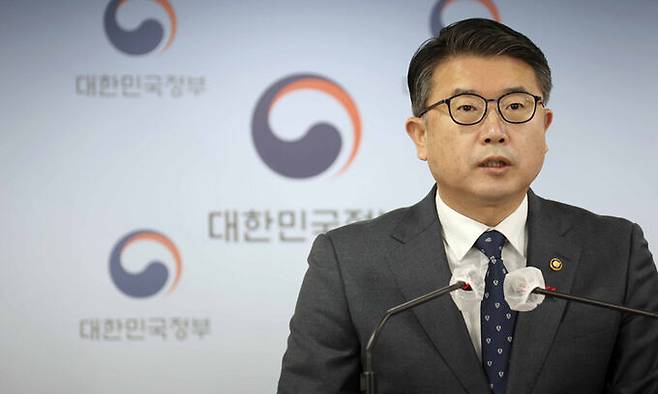 장상윤 교육부 차관이 22일 정부서울청사 브리핑실에서 2022년 개정 초중등학교 및 특수학교 교육과정 확정 발표를 하고 있다. 연합뉴스
