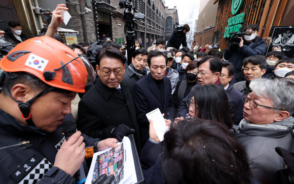 우상호 이태원 참사 국정조사특별위원회 위원장과 특조위원들이 21일 서울 용산구 이태원 참사 현장을 찾아 최성범 용산소방서장의 브리핑을 듣고 있다. 연합뉴스