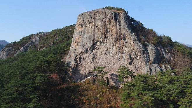 전좌바위(존좌바위) 벼랑의 두암초당. 사진제공|고창군청