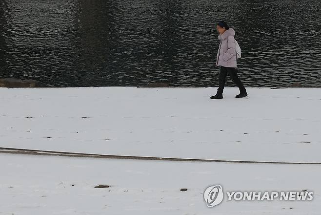 눈과 강 (서울=연합뉴스) 신현우 기자 = 북쪽에서 찬 공기가 내려오면서 다음날 기온이 5~10도 떨어질 것으로 예보된 21일 오후 서울 여의도한강공원에서 시민이 이동하고 있다. 2022.12.21 nowwego@yna.co.kr