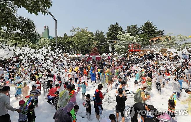 2019년 유성온천문화축제 모습 2019년 5월 12일 유성온천문화축제가 열린 대전 유성구 온천로 일원에서 방문객들이 '온천수 건강 물총대첩'을 즐기는 모습 [연합뉴스 자료사진]