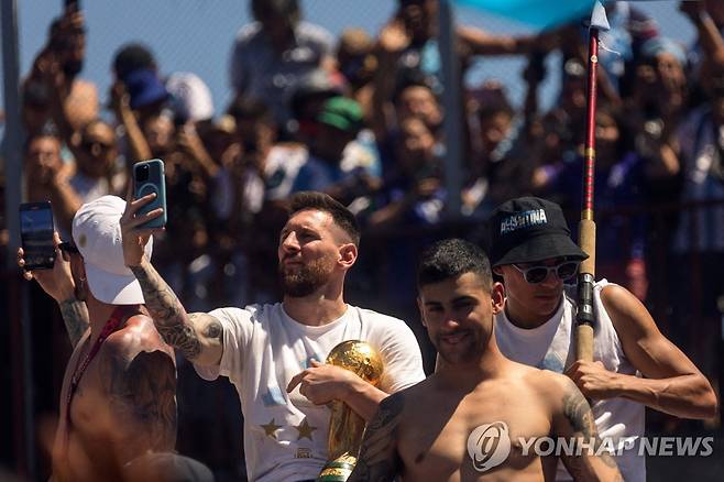 카 퍼레이드 하는 메시와 아르헨티나 축구대표팀 [AFP=연합뉴스]