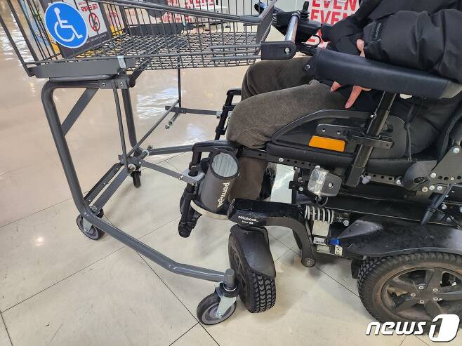 전동휠체어에 장애인용 쇼핑카트를 연결한 모습 ⓒ 뉴스1 한병찬 기자