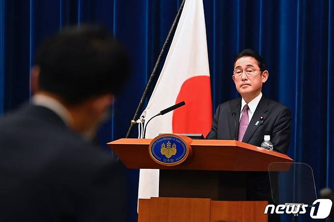 기시다 후미오 일본 총리가 16일 총리 관저에서 기자회견을 열고 취재진의 질문에 답하고 있다. ⓒ AFP=뉴스1 ⓒ News1 강민경 기자