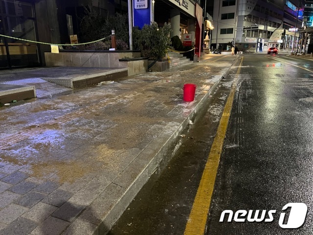 23일 오전 3시쯤 부산 수영구 광안리해수욕장 앞 도로가 얼어 있는 모습.(부산경찰청 제공)