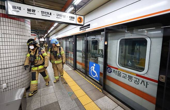 서울지하철 3호선 무악재역∼독립문역 사이 터널 내 선로에서 화재가 발생한 23일 오전 서울 종로구 지하철3호선 독립문역 승강장에 대화행 열차가 세워져 있다. [이미지출처=연합뉴스]