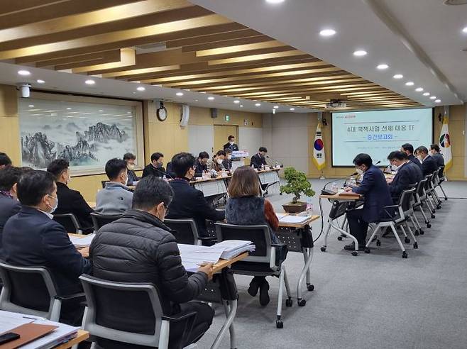 경상남도 4대 국책사업 관련 선제 대응 특별팀의 중간 성과보고회가 열리고 있다. [이미지출처=경남도청]