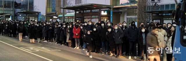 23일 오전 6시24분께 서울 지하철 3호선 무악재~독립문 구간에서 연기가 발생, 약수역~구파발역 간 열차 운행이 중단되면서 이용객들이 불편을 겪고 있다. 이날 오전 서울 은평구 구파발역 환승센터가 대체교통수단을 이용하려는 시민들로 북적이고 있다. 뉴시스