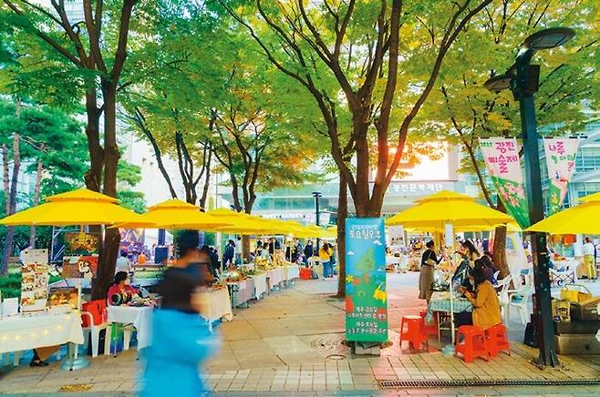 지난 4월8일부터 매주 금요일 오후에 열린 ‘나루랑버스킹×건대프리마켓’의 모습. 20여개 팀이 참여한 프리마켓과 예술가들의 버스킹이 한자리에서 열렸다.