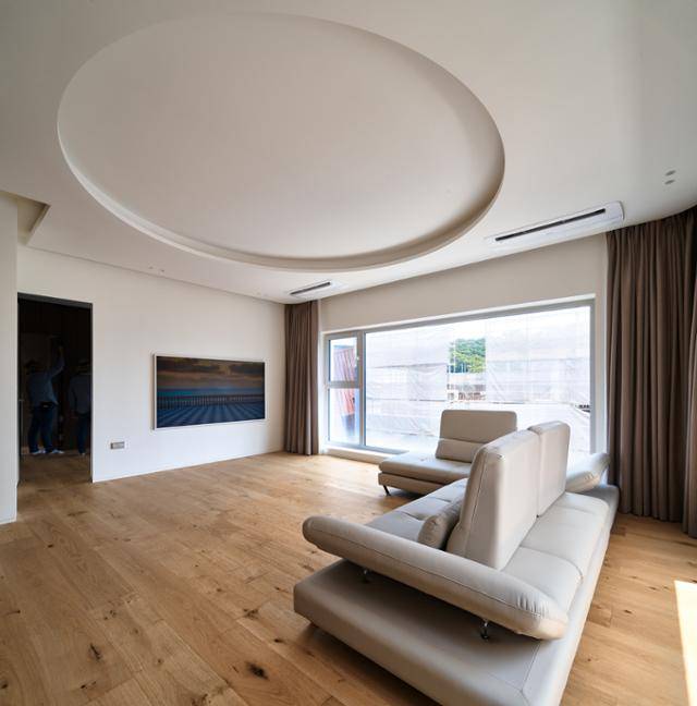 건축주가 사는 4층 주택의 거실. '몰딩' 없는 시공으로 깔끔한 분위기와 개방감을 살렸다. 김용수 건축사진작가 제공