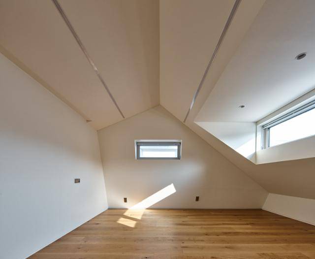 4층과 연결된 아늑한 다락은 두 딸의 놀이터다. 멀리 산세가 보이는 방향으로 긴 돌출창을 내 개방감을 부여했다. 김용수 건축사진작가 제공