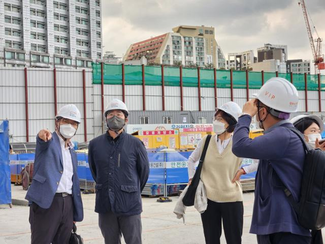 한국환경공단 직원들이 미세먼지 저감시설 적정 설치 여부 등을 합동 현장점검하고 있다.