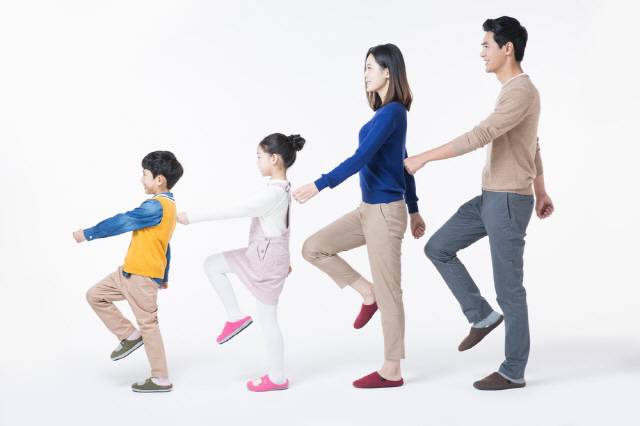 팔을 앞뒤로 흔들면서 걸으면 신체 부위 곳곳에 힘이 분산돼 걷기가 더 수월하다./사진=클립아트코리아