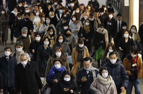 일본 도쿄 신주쿠(新宿)역 근처가 행인들로 붐비고 있다. 연합뉴스