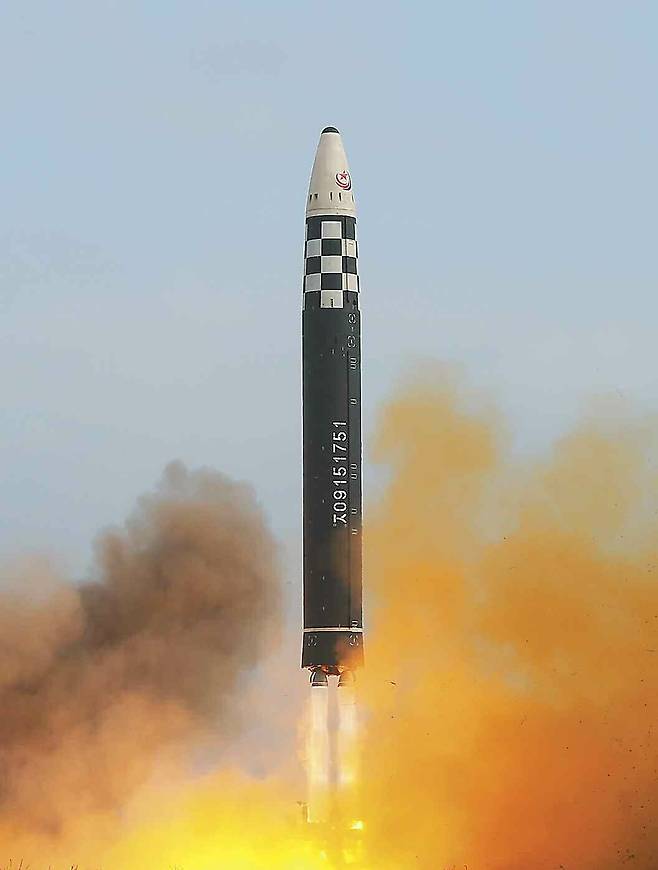 북한이 최근 공개한 대륙간탄도미사일(ICBM) '화성-17형'. 노동신문=뉴스1