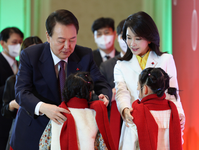 ▲ 윤석열 대통령과 김건희 여사가 23일 청와대 영빈관에서 열린 보호아동·자립준비청년과 함께하는 크리스마스 행사에서 아이들에게 목도리를 걸어주고 있다. 2022.12.23 [대통령실 제공. 재판매 및 DB 금지]