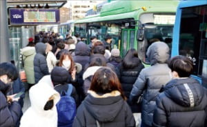 23일 오전 8시 서울 서대문구 홍제역 3번 출구 앞 버스정류장에서 많은 시민이 버스를 기다리고 있다.  임대철 한경디지털랩 기자