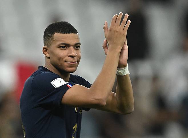 프랑스 공격수 킬리안 음바페가 지난 12월 5일 카타르월드컵 16강전에서 폴란드를 꺾고 8강행을 확정한 뒤 손뼉을 치고 있다. | 로이터연합뉴스