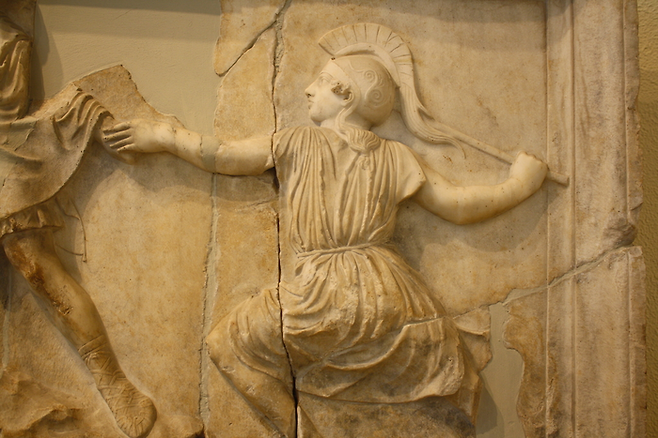 ‘남자 사냥꾼’과 ‘남자 전사’는 선사시대 이후 모든 시대의 가장 강력한 이미지다. 프랑스 국립과학연구센터 연구 책임자인 저자는 젠더 고고학, 과학적 분석 결과로 ‘여자 사냥꾼’과 ‘여자 전사’의 존재를 입증한다. 사진은 아마존 여전사를 묘사한 그리스 아티카 지역의 부조(2세기). 프시케의숲 제공