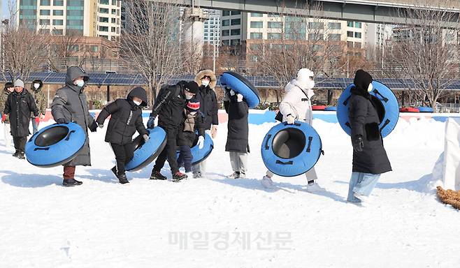 강력한 겨울 한파가 이어지고 있는 23일 서울 광진구 뚝섬한강공원에 마련된 눈썰매장을 찾은 시민들이 즐거운 시간을 보내고 있다 서울시 한강사업본부는 오는 이날부터 2월12일까지 뚝섬·잠원한강공원 눈썰매장을 동시에 개장한다.2022.12.23[이충우기자]