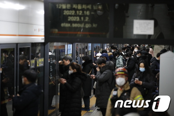 23일 오전 서울 서대문구 지하철 3호선 무악재역이 이용객들로 북적이고 있다. 서울교통공사는 이날 오전 6시24분쯤 3호선 무악재~독립문역 간 연기 발생으로 약수역~구파발역 간 상·하선 열차운행이 중지했다가 8시12분에 열차운행을 재개했다./사진=뉴스1