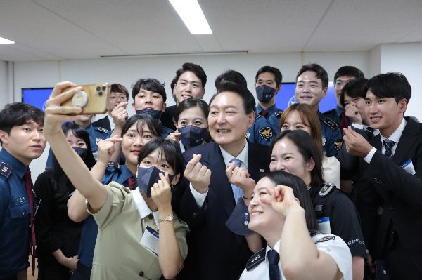 윤석열 대통령이 2030세대와 소통에 집중하며 '개혁 드라이브'를 본격화하기 시작했다. 사진은 지난 8월19일 충북 충주 중앙경찰학교에서 열린 20·30 청년경찰관 간담회에서 참석자들과 사진을 찍는 윤 대통령. /사진=대통령실 제공