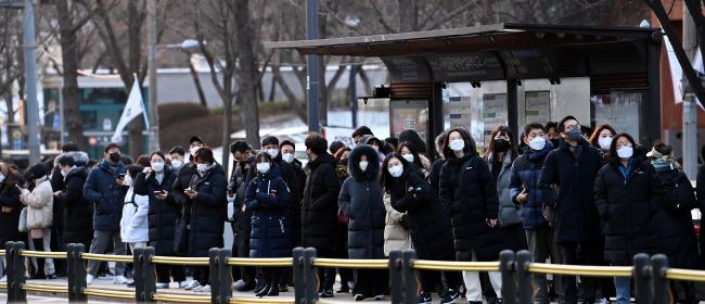 "언제오나..." : 23일 오전 서울 지하철 3호선 독립문역 부근 선로에서 발생한 화재로 지하철을 이용하지 못하게 된 많은 시민들이 버스정류장에서 버스를 기다리고 있다. 박윤슬 기자