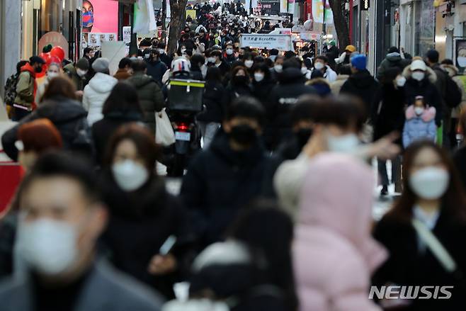 [서울=뉴시스] 백동현 기자 = 서울 중구 명동거리가 주말을 즐기는 시민들로 북적이고 있다. 2021.12.19. livertrent@newsis.com