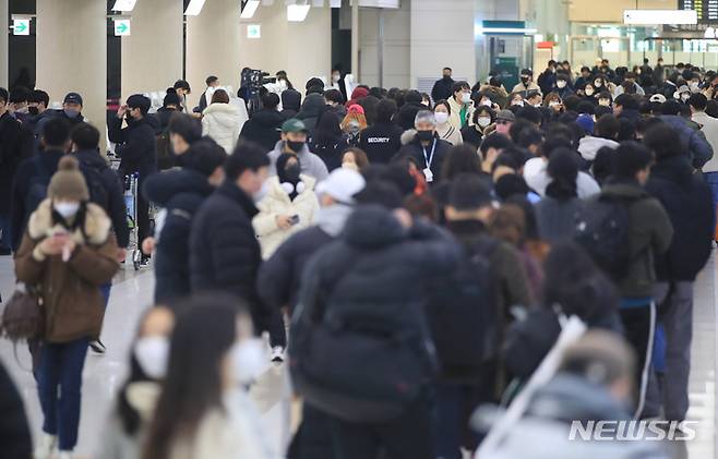 [제주=뉴시스] 우장호 기자 = 기상 악화로 제주 전역에 대설·강풍특보가 내려진 23일 오전 제주국제공항 3층 대합실이 관광객들이 몰리면서 혼잡한 모습을 하고 있다. 2022.12.23. woo1223@newsis.com